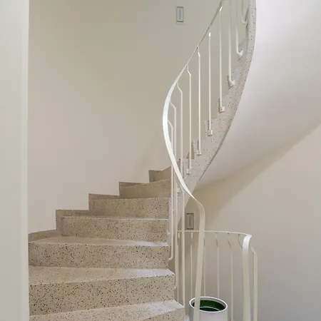 Hostwise - Premium & Modern Building